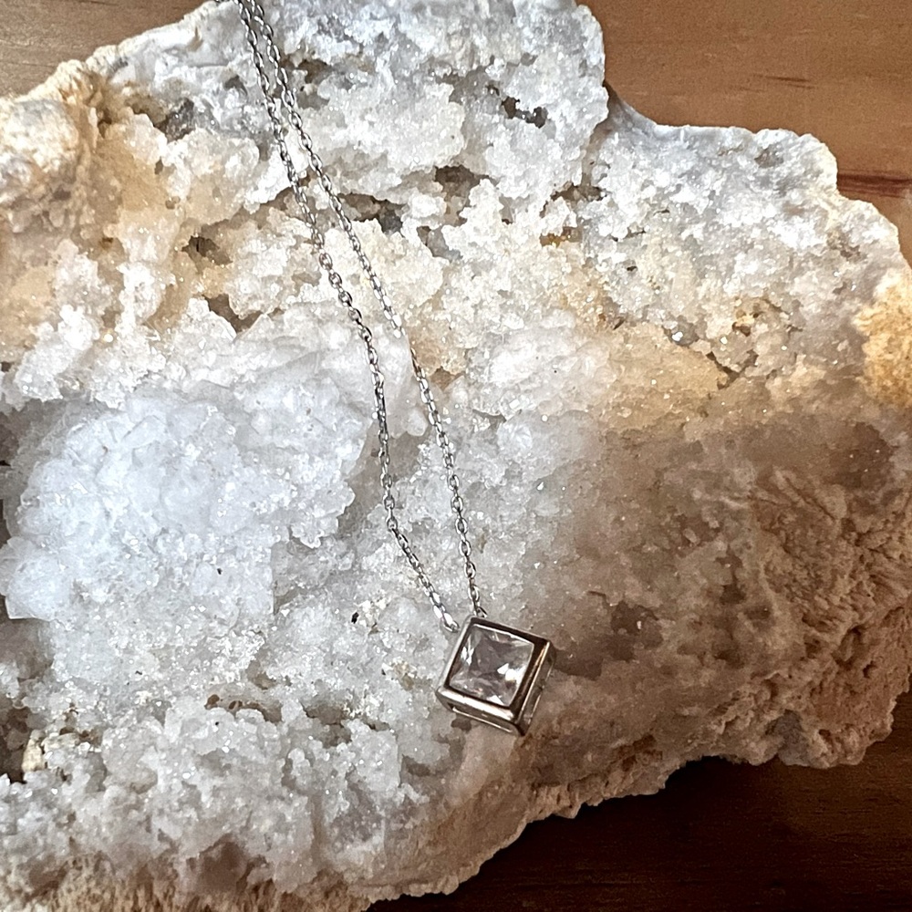 Silver tone solitaire necklace 17 in